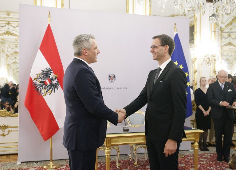 Am 11. November wurde Wallner von Kanzler Nehammer angelobt. 15 Personen begleiteten den Landeshauptmann nach Wien.Fotos von einer privaten Feier (unten rechts) riefen die SPÖ auf den Plan.⇒Dragan Tatic (2), Privat