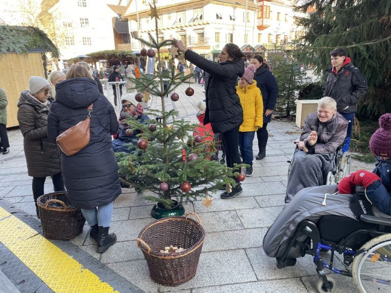Am Dornbirner Marktplatz steigt am 15. Dezember wieder die traditionelle Christbaumversteigerung.⇒lebenshilfe