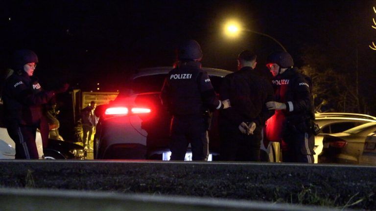 Bereits in der Tatnacht wurden von der Polizei Personen einvernommen. ⇒Shourot, NEUE
