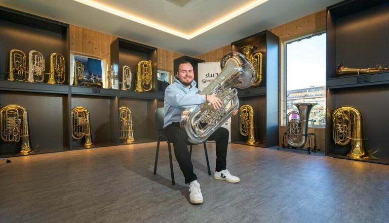 Cedric ist begeisterter Musiker und lebt seine Leidenschaft in seinem Geschäft aus.⇒stiplovsek (4)