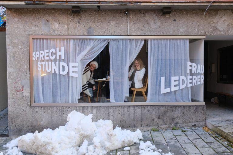 Christine Lederer (l.) leiht Judith Reichart, der Leiterin des Kulturservice der Stadt Bregenz, ihr Ohr.⇒wgn_projects