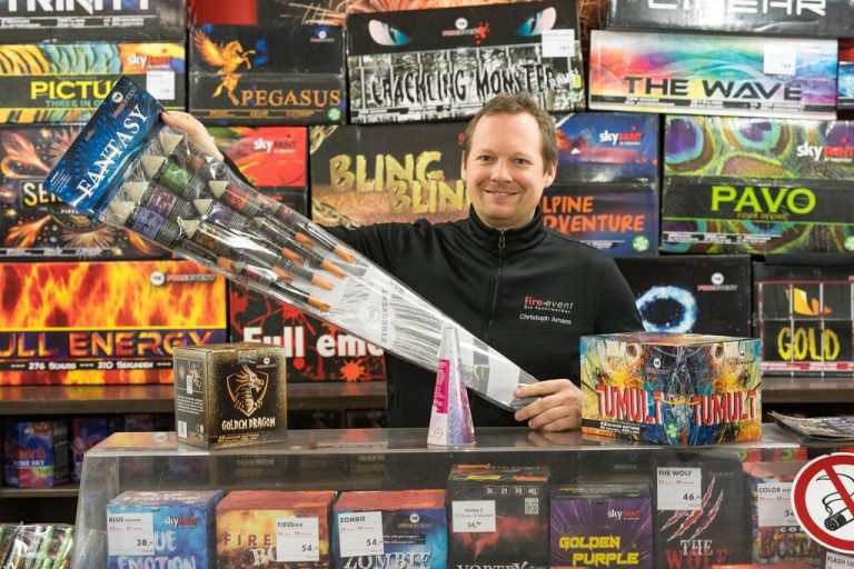 Christoph Amann betreibt einen Feuerwerksfachhandel und ist ausgebildeter Pyrotechniker.⇒stiplovsek