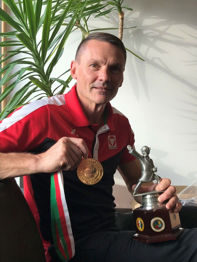 Daniel Devigili mit WM-Medaille und WM-Statue aus Malaysia. ⇒Jochen Dedeleit