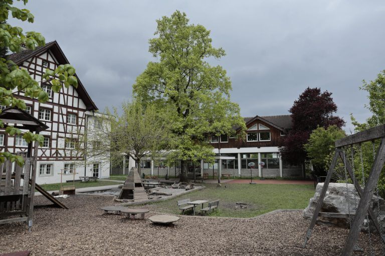Das Jahrzehnte alte Kindergarten-Gebäude wird neu gebaut. ⇒hartinger