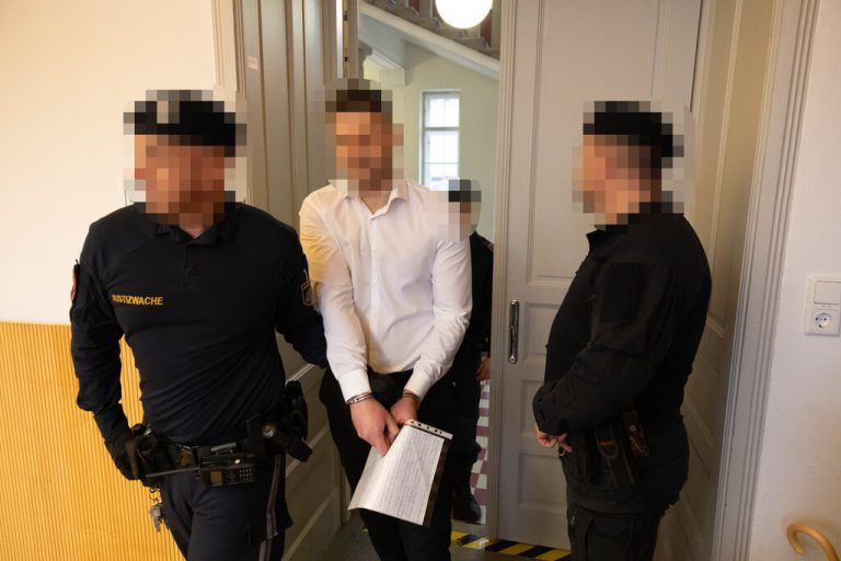 Der Angeklagte wird in den Gerichtssaal gebracht.⇒Klaus Hartinger