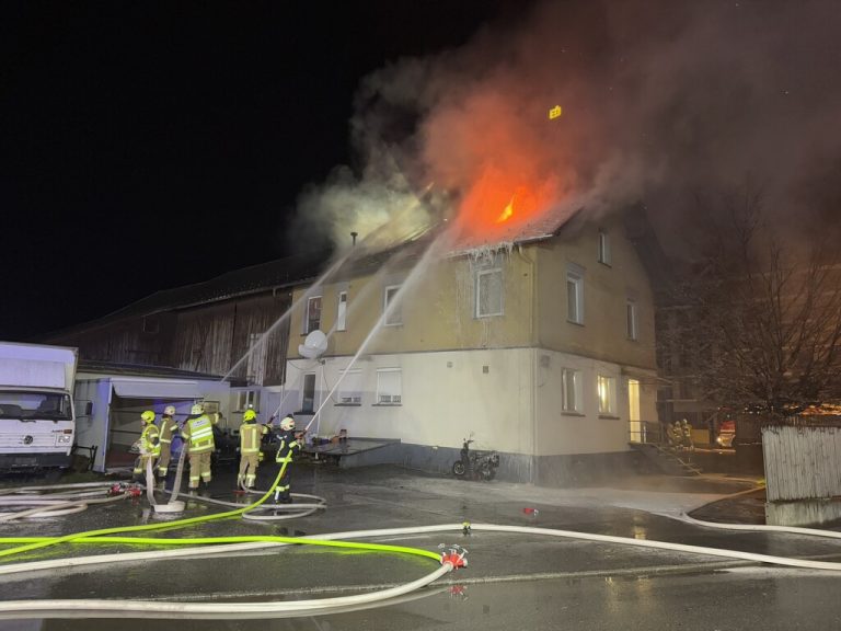 Der Brand wurde kurz nach 4 Uhr gemeldet. ⇒Ronald Vlach