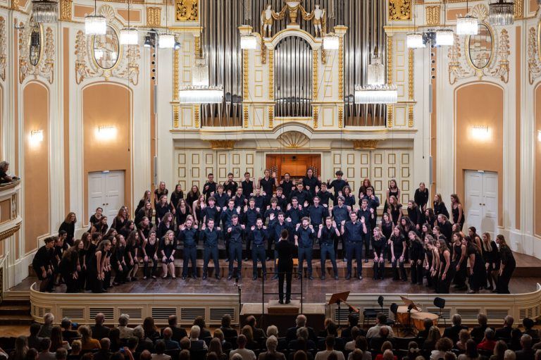 Der Landesjugendchor Voices beim Treffen der Landesjugendchöre in Salzburg im vergangenen Oktober, oben Jakob Peböck.⇒Albert Moser (2)