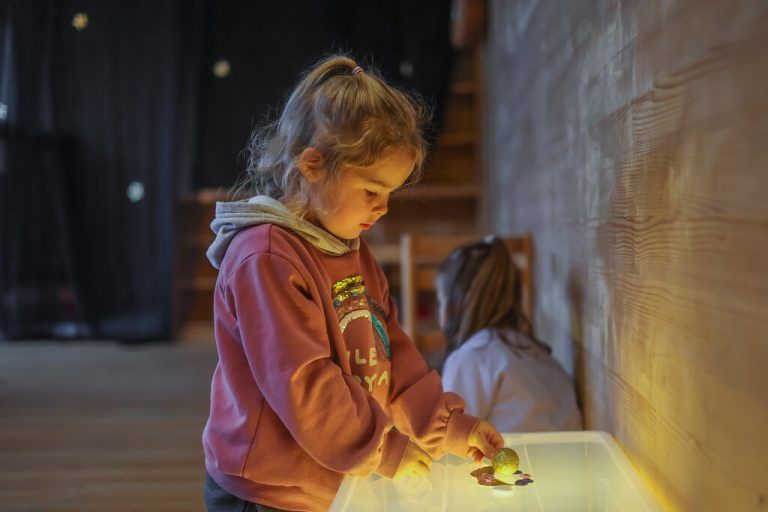 Der leuchtende Tisch hat eine magische Wirkung auf die Kinder (l.).⇒steurer (6)