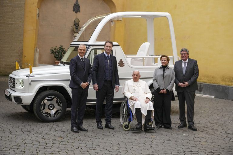 Der Papst mit Mercedes-CEO Ola Källenius links neben ihm, weiteren Mercedes-Managern und dem neuen Papamobil.⇒AP