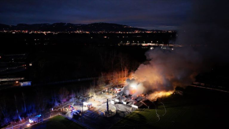 Die Feuerwehr Dornbirn war mit zehn Fahrzeugen und 70 Mann im Einsatz.⇒Shourot