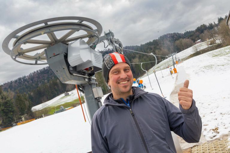 Die letzten Vorbereitungen laufen: Daniel Paluselli freut sich auf die ersten jungen Skifahrer am Samstag beim neuen „Zipfellift 2.0“.⇒klaus Hartinger (4)