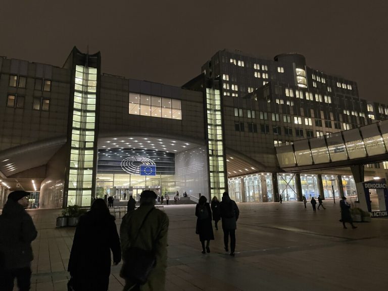 Die NEUE traf Magnus Brunner (kleines Bild) und war im EU-Parlament (großes Bild) zu Gast.