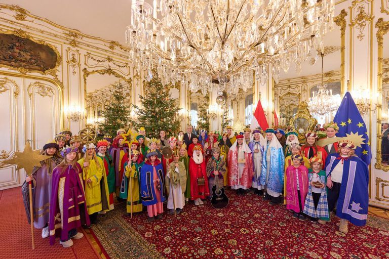 Die Sternsinger in der Hofburg mit dem Bundespräsidenten.⇒kj