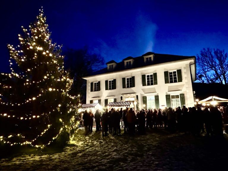 Die Villa Falkenhorst erstrahlte heuer zum 26. Mal in weihnachtlichem Glanz.LUTZ (8)