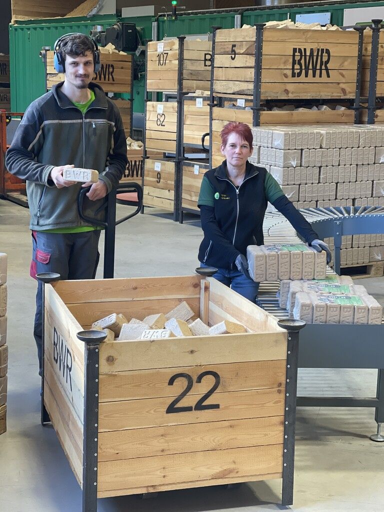 Diese Briketts werden im Sommer mit der Überwärme des Heizwerkes produziert.Agrargemeinschaft Rankweil (3)