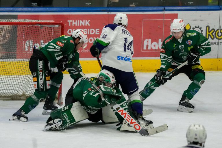 ECB-Goalie Jami Pasanen stand unter Dauerbeschuss. →⇒Dietmar Stiplovsek (4)