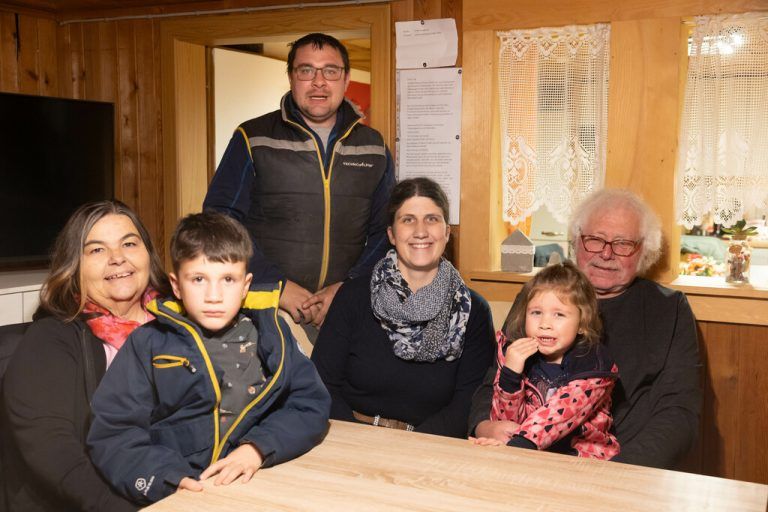 Edis Herbergssuche hat dank Oma Ulli, Florian (7), Stefan und Tanja sowie der kleinen Ricarda (4) ein gutes Ende genommen.⇒Hartinger (8), Stunde des Herzens