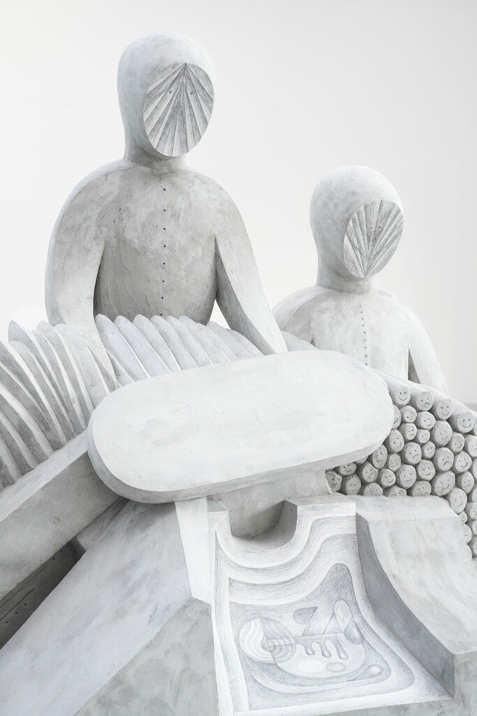 Eine Skulptur von Anna Hulačová.Polina Davydenko