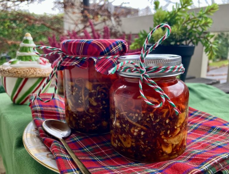 Feurige Weihnachtsfreude im Glas: Selbstgemachtes Crispy Chili Oil – das perfekte Geschenk für Genießer!⇒Ulrike Hagen