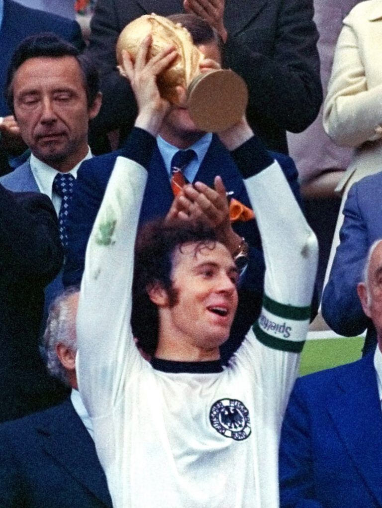 Franz Beckenbauer mit Weltmeistertrophäe 1974 in München.⇒AP