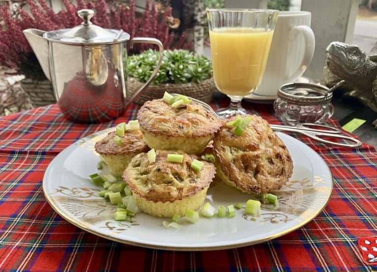 Frühstück mal anders: Goldbraun und saftig sind diese herzhaften Muffins mit Schinken, Tomaten und Käse.⇒Ulrike Hagen