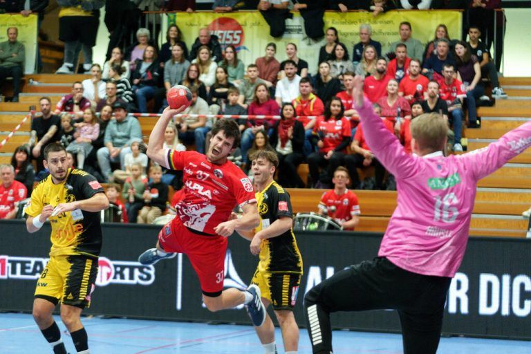 In der Mitte Ivan Horvat gegen Ralf-Patrick Häusle. Zwei verkehrte Trainer-Welten: Oben Hannes Jón Jónsson, unten ein enttäuschter Marko Tanasković.