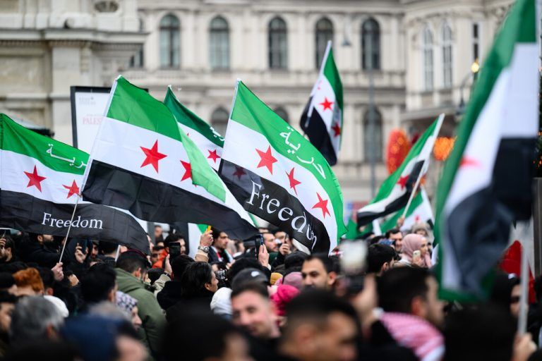 In Wien feierten am Sonntag zahlreiche Syrer den Sturz Assads. ⇒APA/MAX SLOVENCIK