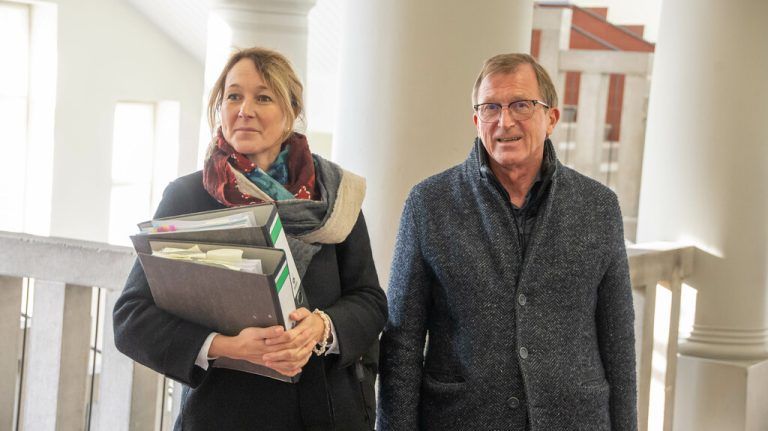 Judith Reichart mit ihrem Anwalt Martin Mennel. Oben: Der Angeklagte Alexander Moosbrugger.⇒Hartinger