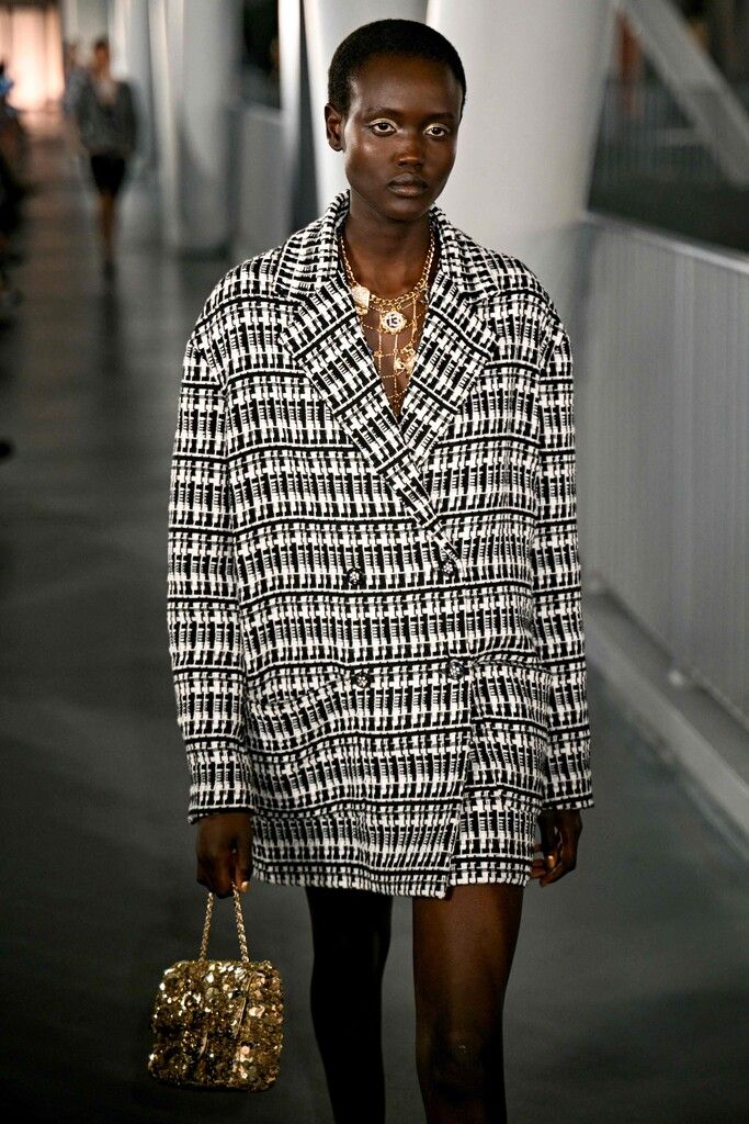 Klassische Business-Teile feiern ihr Comeback: Oversize-Blazer, graue Bleistiftröcke und Nadelstreifenanzüge. Neu interpretiert und modern gestylt, sind sie die perfekten Power-Looks für Büro und Freizeit.