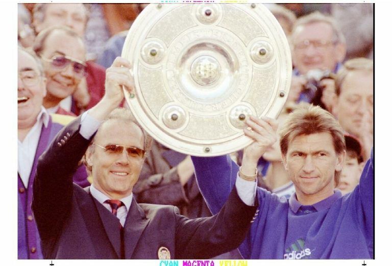 Klaus Augenthaler am 8. Juli 1990 mit dem WM-Pokal sowie darunter als Co-Trainer mit Franz Beckenbauer und der Meisterschale am 7. Mai 1994. Großes Bild: Augenthaler beim Legendencup in Hard.⇒Stiplovsek, Reuters, Wikipedia