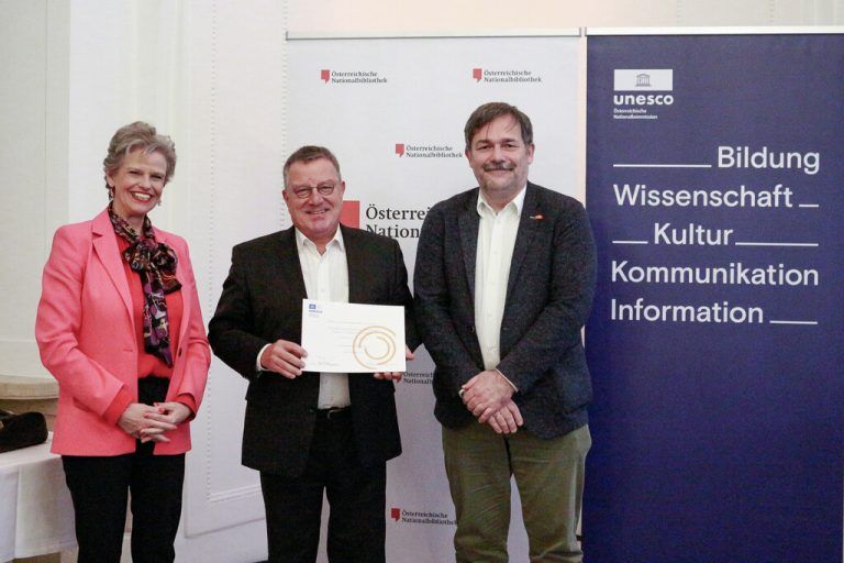 Kommissionspräsidentin Sabine Haag mit Arno Fitz (Mitte) und Karlheinz Kindler vom Wirtschaftsarchiv.⇒wirtschaftsarchiv