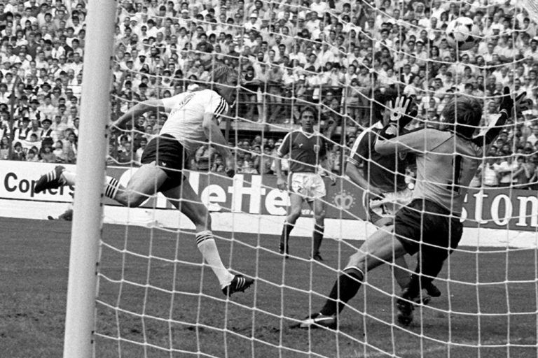 „Kopfballungeheuer“ Horst Hrubesch trifft bei der WM 1982 in Gijon zum 1:0 gegen Österreich. Von Friedl Koncilia verdeckt: Bruno Pezzey. ⇒DPA