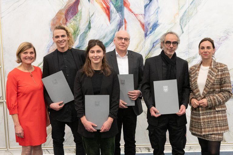Landesrätin Barbara Schöbi-Fink und die Preisträger Philipp Fussen­egger, Katharina Klein, Markus Kessler und Roland Adlassnig mit Kulturamtsleiterin Claudia Voit. ⇒Serra