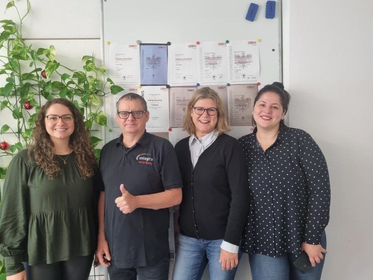 Leiterin Bettina Strobl und ihr Team vor der „Wall of Fame“.⇒Integra