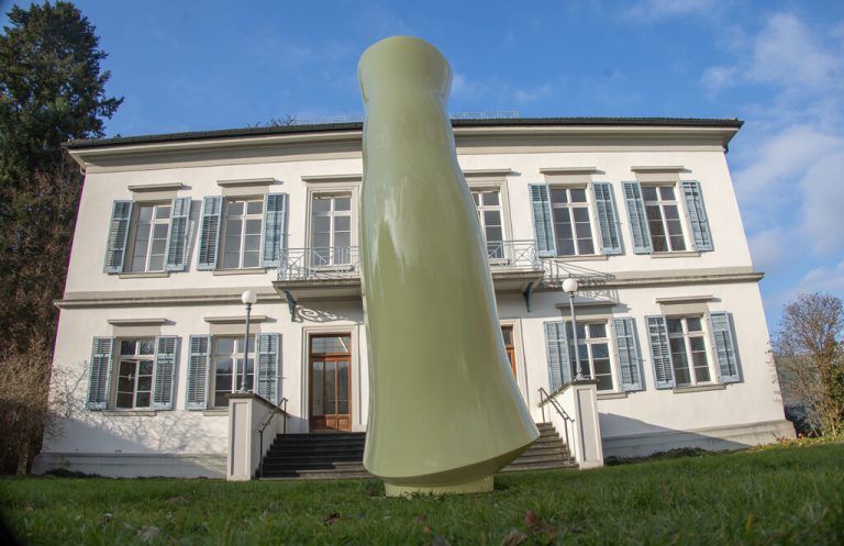 Links eine Skulptur von Albrecht Zauner, ganz oben eine Arbeit von Sarah Bildstein und oben eine Installation von Roswitha Weingrill.Klaus Hartinger (2), Künstlerhaus
