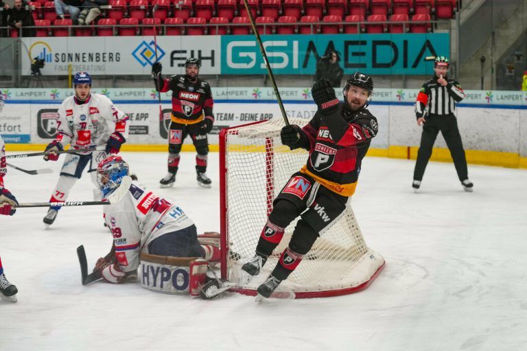 Lucas Sowder jubelt über sein Powerplay-Tor zum 1:0 in der achten Minute. ⇒Dietmar Stiplovsek (2)