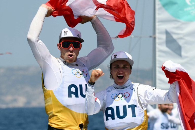 Lukas Mähr und Lara Vadlau jubeln über ihren Olympiasieg. ⇒AFP