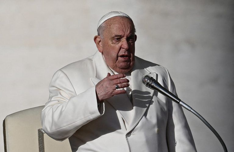 Mit einem Appell für kürzere Predigten und eindringlichen Worten für den Frieden rief Papst Franziskus Gläubige weltweit zum Gebet auf. ⇒APA