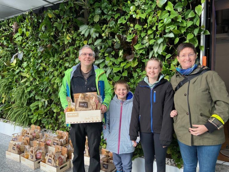 Otto Bechter holte sich seinen Preis mit seiner Familie ab.⇒NEUE