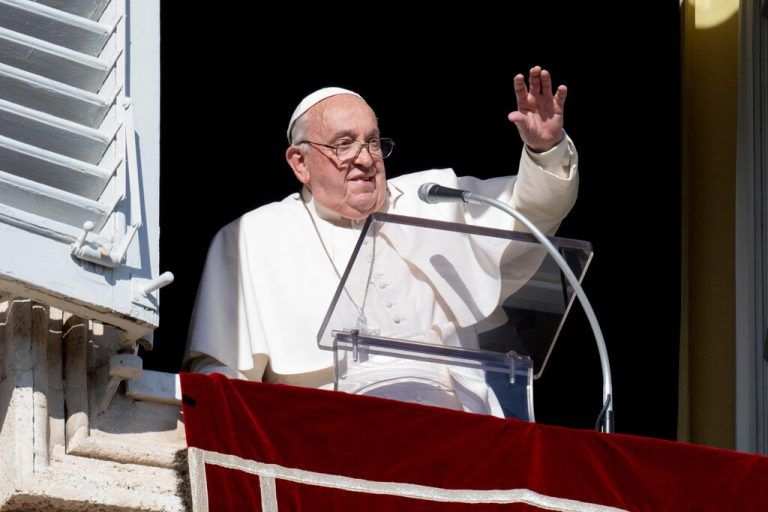 Papst Franziskus beim Angelus-Gebet im Vatikan.⇒AP