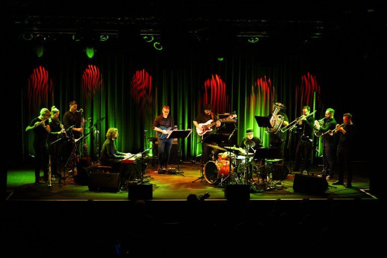Philip Yaeger (oben) ist langjähriges Mitglied des Jazzorchester Vorarlberg (links). Morgen werden zwei seiner Kompositionen gespielt. ⇒Karin Nussbaumer, GEORG CIZEK-GRAF