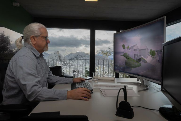 Schöne Aussicht: Martin Schneider in seinem Büro in Hohenems.⇒klaus Hartinger (3)