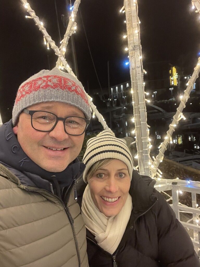 Team-Vorarlberg-Boss Thomas Kofler mit seiner besseren Hälfte Barbara mit lieben Grüßen vom Lago Maggiore. Es gibt wahrlich schlechtere Orte, um die Weihnachtszeit zu verbringen. Ob er sein Rad dabei hat?