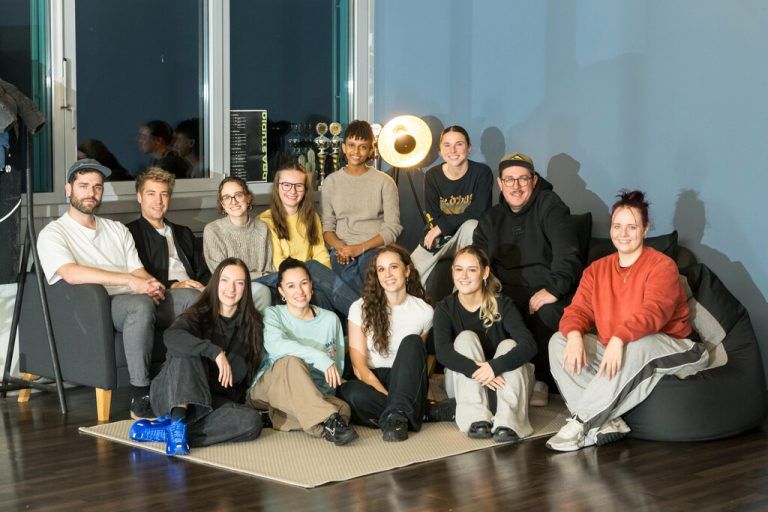 V.l.n.r.: Bastian Berchtold und Daniel Fleps (dabado). Emma Mungenast, Vivienne Kuhn und Hanna Häfele (flair). Hannah Amann (dba fam) mit Diggerue. V.r.n.l.: Jovana Hrdyan, Hanna Drexel, Julia Konzett, Carina Hofer und Mariella Russo von der dba fam. ⇒Stiplovsek