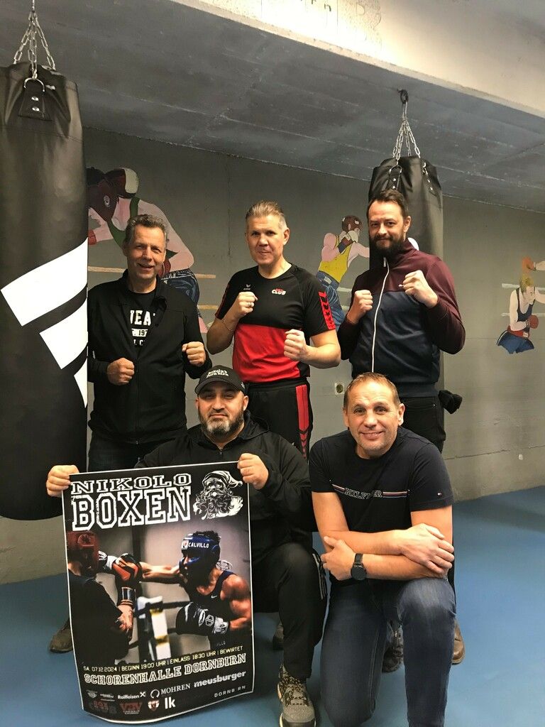 Vor allem BC-Dornbirn-Cheftrainer und Matchmaker Toni Schrott (l.) hofft wieder auf einen gelungenen Box­abend in der Schorenhalle. Ganz rechts der elffache Staatsmeister und BC-Obmann Jürgen König. ⇒Jochen Dedeleit
