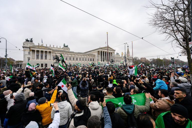 Zehntausende Syrer feierten am Sonntag in Wien den Sturz des Assad-Regimes.