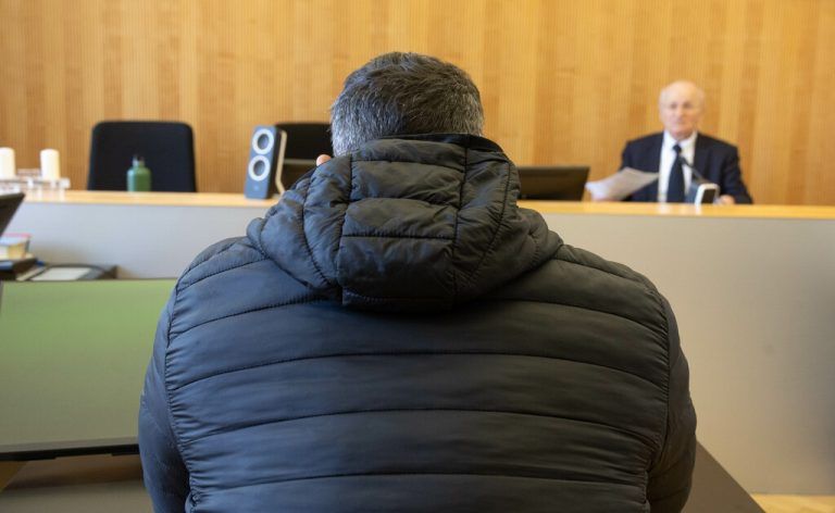 Zwei Zeugen standen gestern vor Gericht, beide wurden durch Überwachungsvideos überführt. Rechts: Richter Marco Mazzia.Hartinger (2)