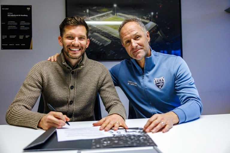 Alexander Gorgon (l.) unterschreibt im Beisein von Sportdirektor Roland Kirchler (r.) einen Vertrag bis 2026 beim SCR Altach.⇒Verein