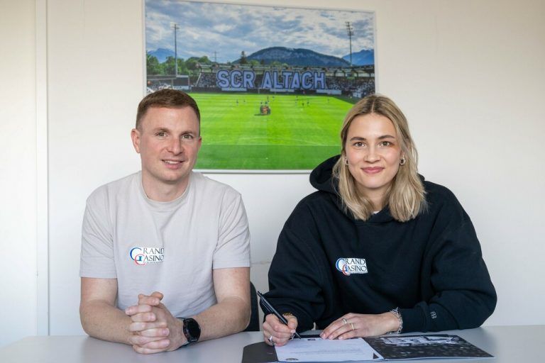 Altachs Sportchef Tobias Thies und Torfrau Juliane Schmid bei der Vertragsunterzeichnung. ⇒Verein