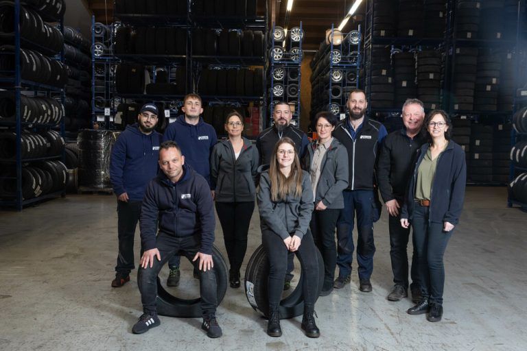 Das aktuelle Team von Reifen Forster – seit 100 Jahren der Kern von Erfolg und Tradition.